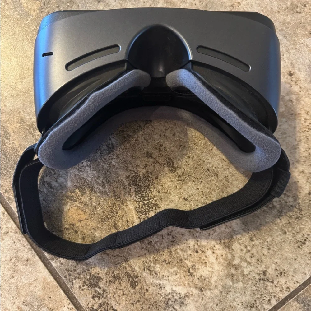 Black VR Headset Samsung Gear VR, a virtual reality headset only. No remote.